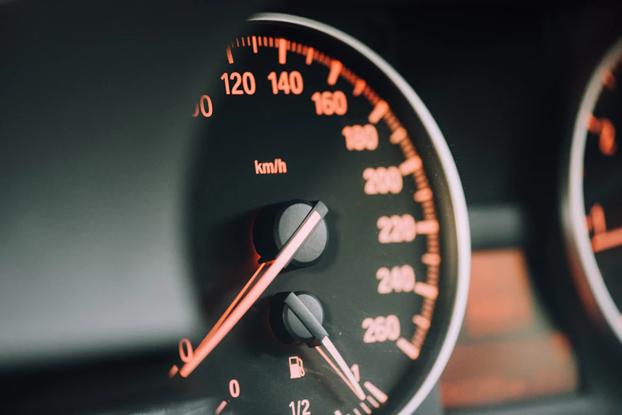 Compteur de vitesse en gros plan, aiguille au repos