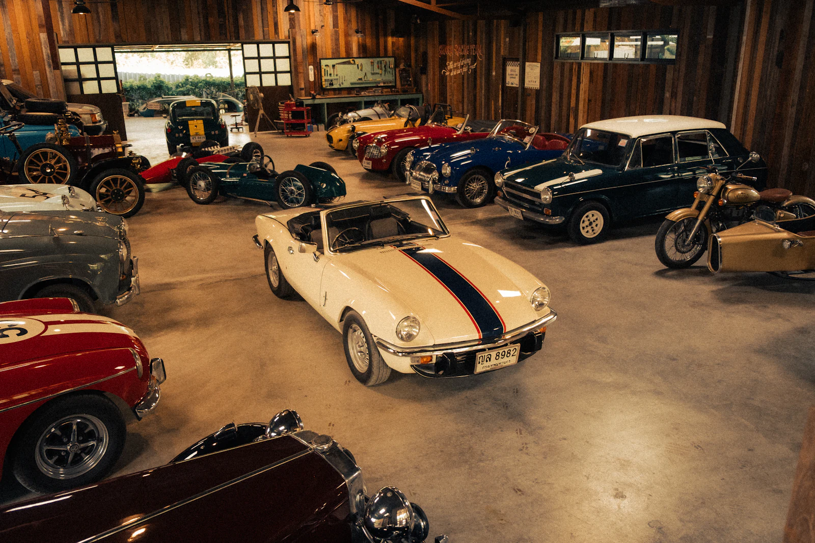Voitures anciennes et de collection réunies dans un garage
